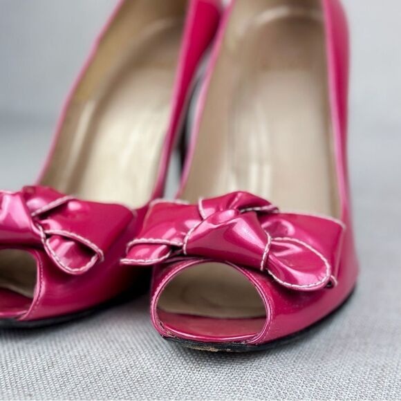 Stuart Weitzman Hot Pink Patent Leather Peep-Toe Heels with Bow, size US 10 - Picture 4 of 11
